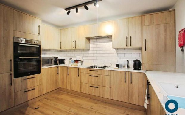 ***STUDENT PROPERTY *** A superb SIX bedroom student property which has recentyl been REFURBISHED this year. A 5 minute walk to UWE, furnished and bills included. - Photo 1