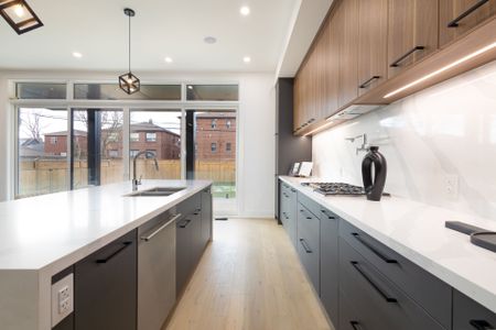 For Lease - 24 Twenty First Street, Toronto, Ontario - Photo 4