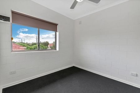 Nicely renovated, clean & spacious two bedroom unit! - Photo 2