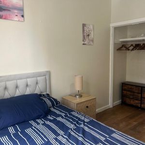 1 bedroom in a flat share to rent - Photo 2