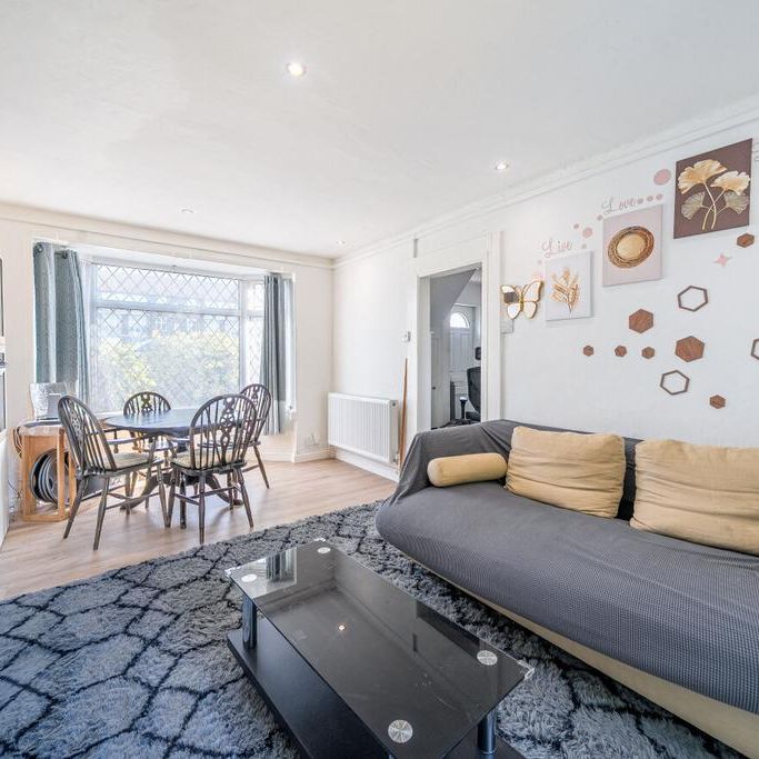 4 bedroom end of terrace house to rent - Photo 1