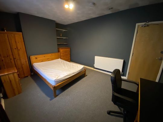 3 Bed Terraced House, Bevois Hill, SO14 - Photo 1