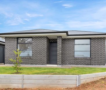 Stunning Brand New 4 Bedroom Home - Photo 4