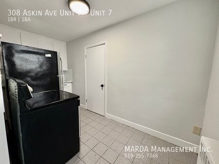 NEWLY RENOVATED 1-BEDROOM/1BATH APARTMENT + HYDRO - Photo 4