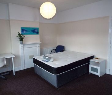 4 bedroom semi-detached house to rent - Photo 2