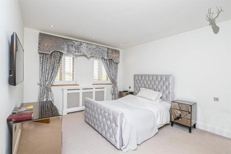 5 Bedroom House - Detached - Photo 3