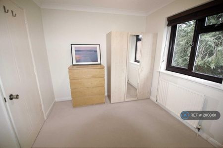 3 bedroom flat to rent - Photo 5