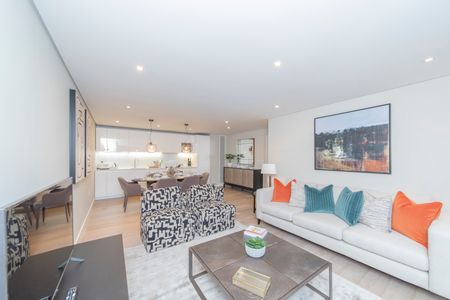 Stylish Three-Bedroom Apartment with Canal Views in Paddington Basin, London W2 - Photo 3