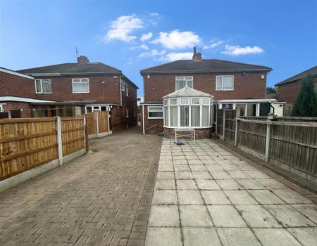 3 bedroom semi-detached house to rent - Photo 2