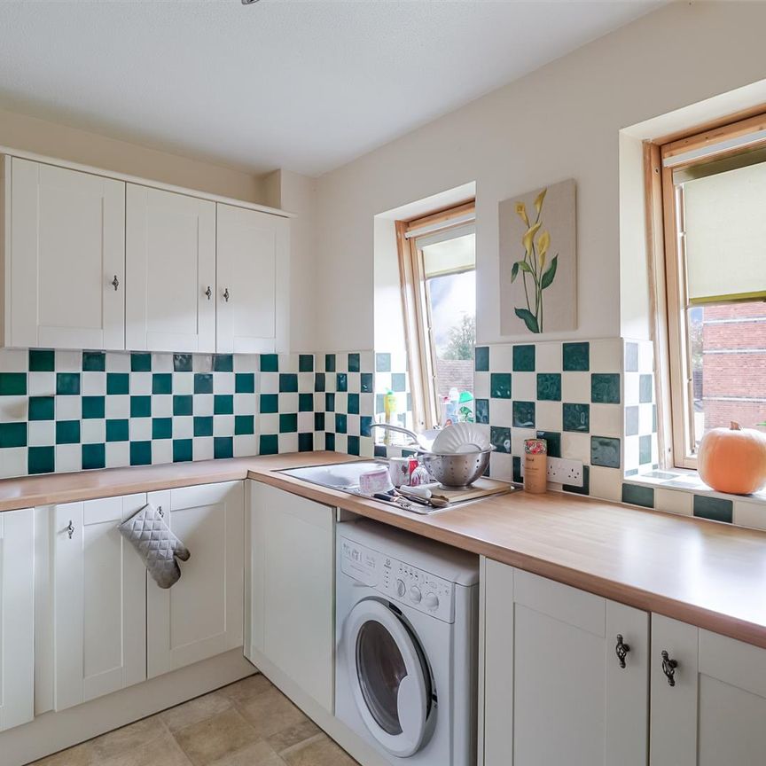 A 1 Bedroom Flat in Off Bath Road GL53 7RE - Photo 1