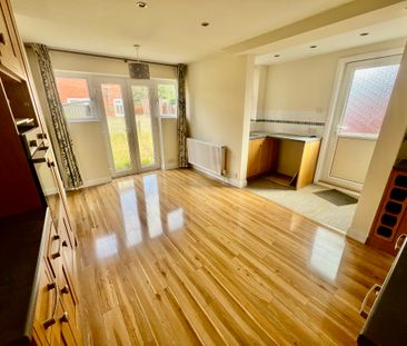 3 bedroom house to rent Longroyd Grove, LS11 - Photo 5