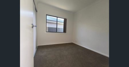 Beautifully Built 2 Beds Flat – Separate Entry with Concrete Sidepath and Private Yard - Photo 3
