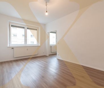 Teilsanierte 2-Zimmer-Altbauwohnung mit nagelneuer Einbauküche in L... - Photo 1