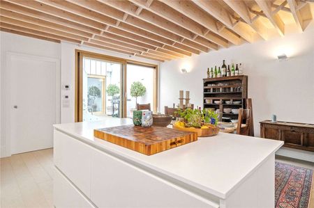 SHORT LET. A stunning architecturally designed four bedroom new build house in a secluded position, shielded, yet moments from the hustle and bustle of Upper Street. - Photo 5