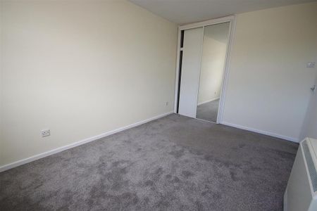 3 bedroom flat to rent - Photo 5