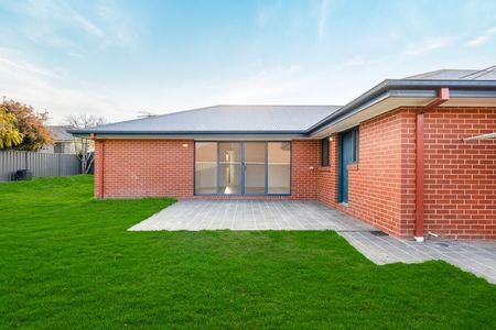 Modern Family Living in Thurgoona - Photo 5