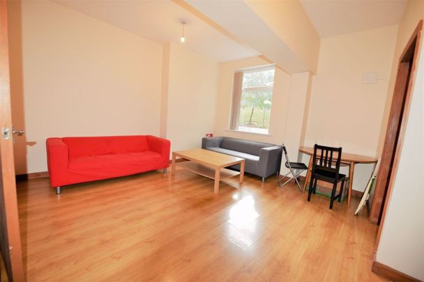 3 bedroom Flat in 1 Low Close Street, Leeds - Photo 1