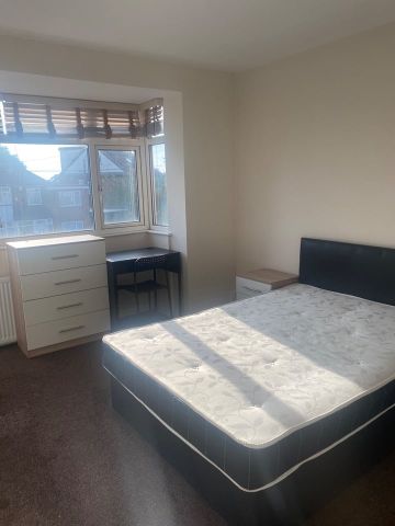 Room in a Shared House, Becketts Park Crescent, LS6 - Photo 3