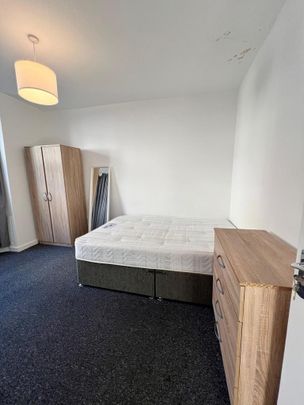 6 bedroom semi-detached house to rent - Photo 1