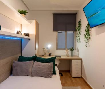 Room in a shared 5-bedroom apartment for rent in Cortes, perfect for students and professionals. - Foto 2