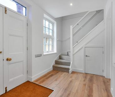 2 bedroom character property to rent - Photo 2