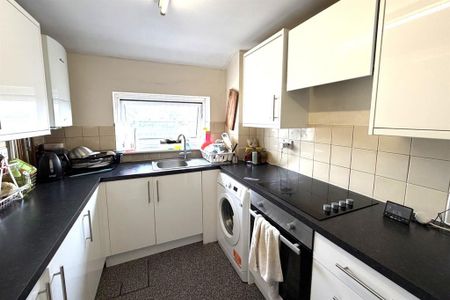 3 bedroom flat to rent - Photo 4