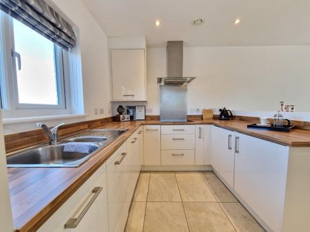 2 bedroom Flat To Let - Photo 4