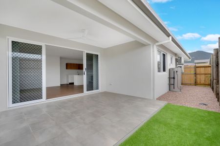 SIMPLY STUNNING! PRIVATE, MODERN & SPACIOUS DUPLEX IN A1 LOCATION! - Photo 5