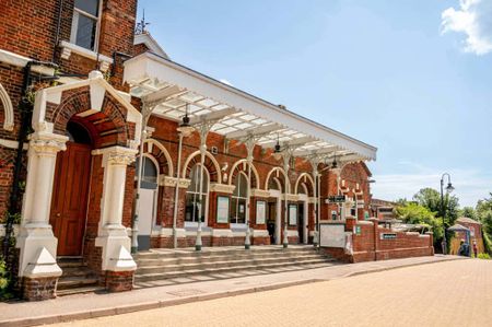 The Oakgate, KT22 7RZ, Surrey - Photo 2