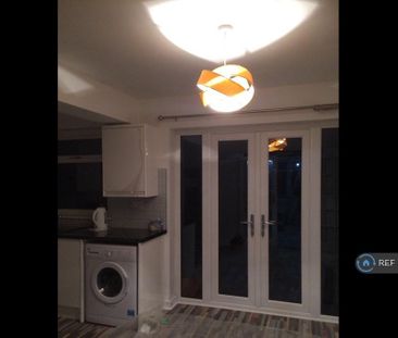 3 bedroom semi-detached house to rent - Photo 6