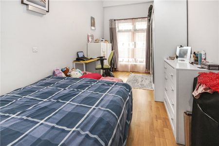 Staines Road West, Sunbury-on-Thames, Surrey, TW16 7FG - Photo 4