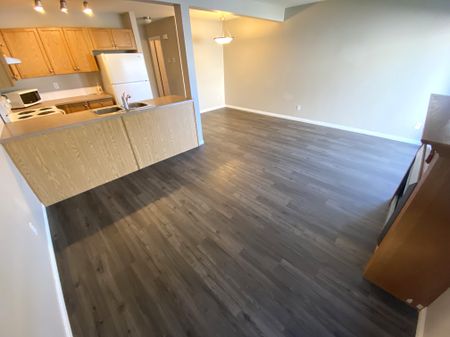GREAT 3 BED, 1.5 BATH 2 STOREY TOWNHOUSE, W/ AN ATTACHED SINGLE GARAGE IN ELLERSLIE - Photo 2