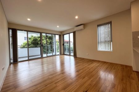 Large 2 Bedroom Modern Apartment - Photo 2