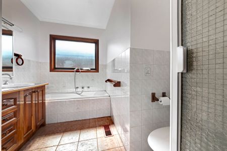 Big on Space & Walking Distance to McKinnon Secondary College! - Photo 5