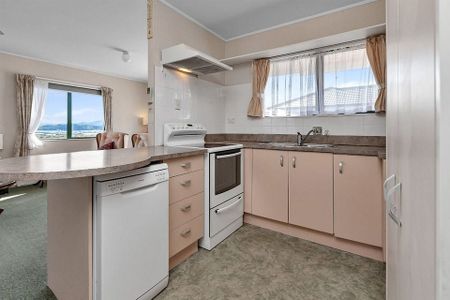 Sunny and warm three bedroom house in Onerahi - Photo 5