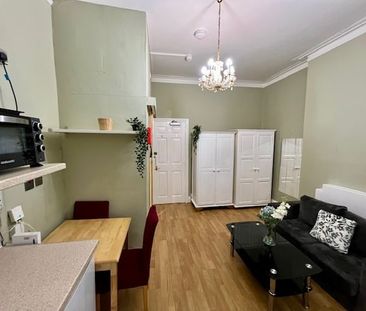 Studio Flat, Castletown Road, W14 - Photo 4