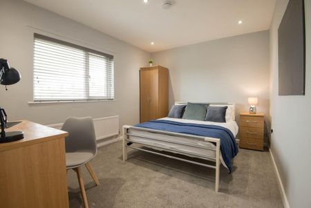 4 bedroom semi-detached house to rent - Photo 3