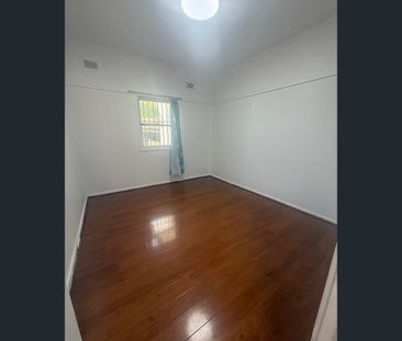 37 Hinkler Avenue, Warwick Farm, NSW 2170 - Photo 3