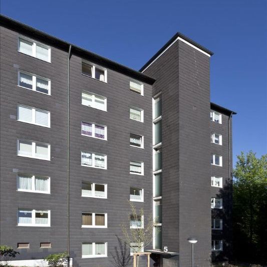 Mit Aufzug, Balkon & Blick über Vorhalle - Photo 1