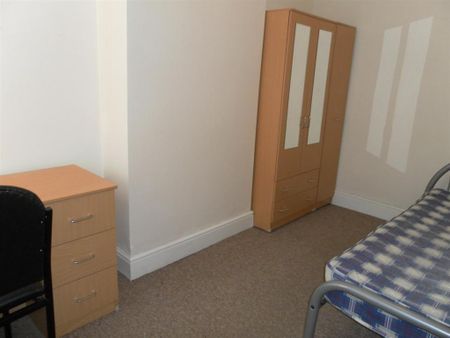 4 bedroom semi-detached house to rent - Photo 3