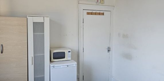 Room in a Shared House, Aldborough Road South, IG3 - Photo 2