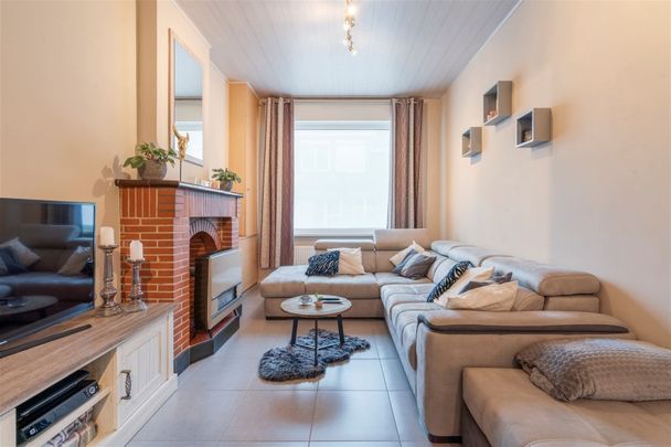 Huis met 2 garages - Photo 1