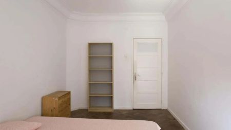 Room in a shared 7-bedroom apartment for rent in Lisbon - Photo 5