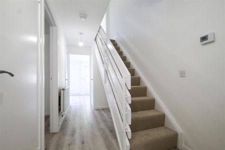 3 bedroom end of terrace house to rent - Photo 3