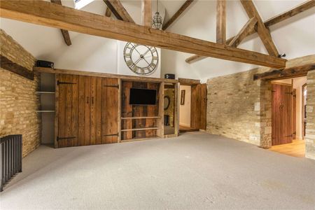Spacious barn conversion near the popular Cotswold village of Bledington. - Photo 2