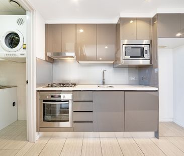 Contemporary One Bedroom Apartment with Study Nook + Storage Cage -... - Photo 5