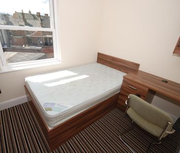 4 bedroom flat to rent - Photo 2