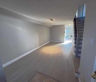 For Lease - 395 Flagstone Way, Newmarket, Ontario - Photo 3