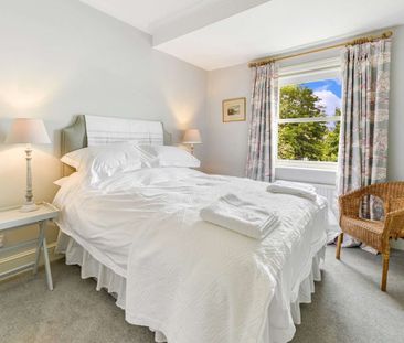 SHORT LET ONLY - A spacious, modern semi-detached townhouse situate... - Photo 2