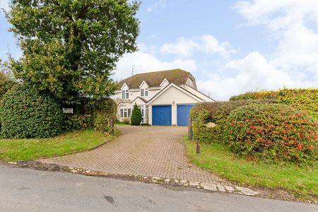 A beautifully positioned family home with far reaching views. - Photo 3